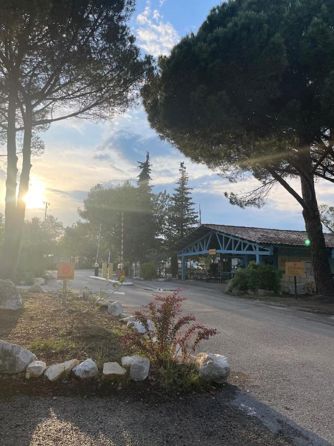 Mobil-Home Au Pied Du Luberon La Roque-d'Antheron Exterior foto